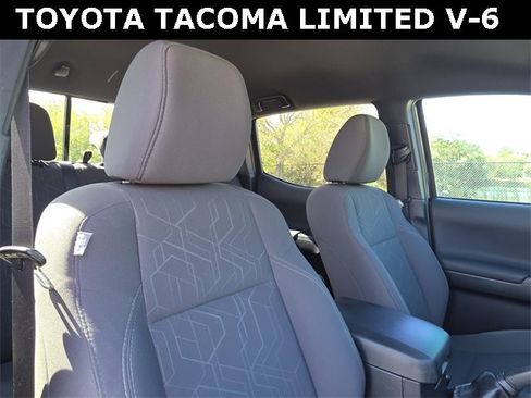 Used 2018 Toyota Tacoma TRD Sport image 11