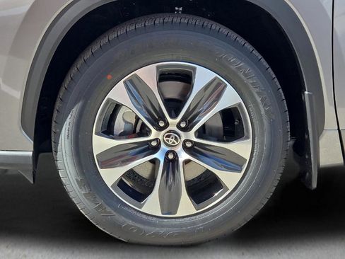 New 2026 Toyota Highlander XLE image 9