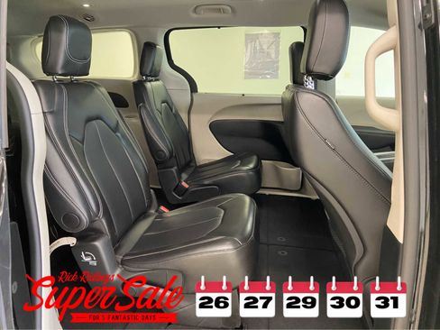 Used 2024 Chrysler Pacifica Touring-L image 16