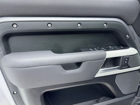 Used 2022 Land Rover Defender 110 SE image 38