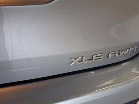 Used 2024 Toyota Highlander XLE AWD/4WD image 25
