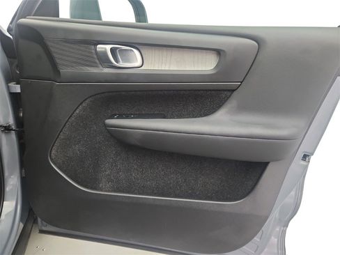 Used 2023 Volvo XC40 B5 Plus image 27