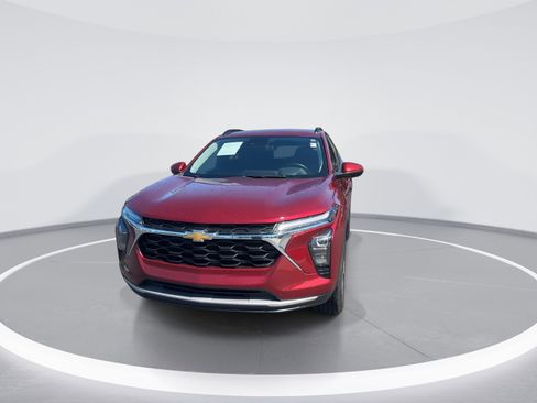 Used 2024 Chevrolet Trax LT w/ Driver Confidence Package image 3