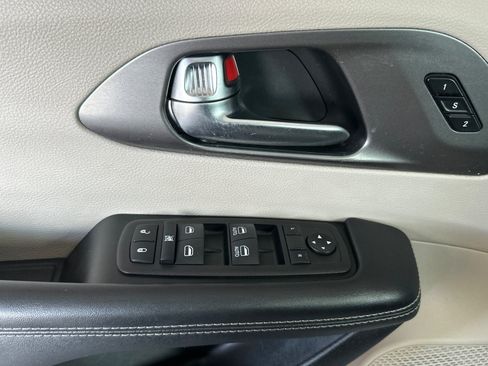 Used 2023 Chrysler Pacifica Touring-L FWD image 11