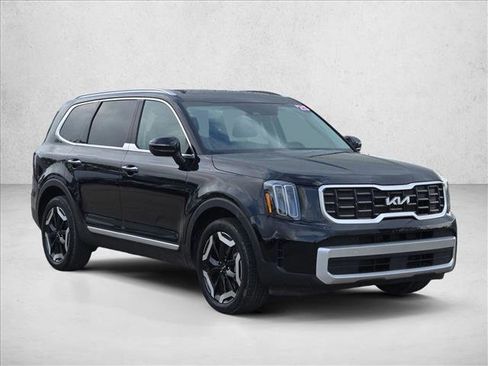 Used 2025 Kia Telluride S FWD image 3