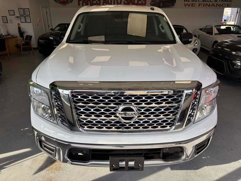 Used 2019 Nissan Titan SV w/ SV Convenience Package RWD image 3