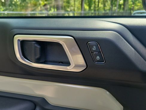 New 2025 Ford Bronco Badlands image 16