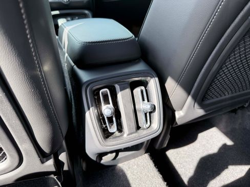 Certified 2025 Volvo XC40 B5 Core AWD/4WD image 16
