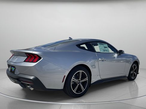 Used 2025 Ford Mustang Coupe RWD image 3