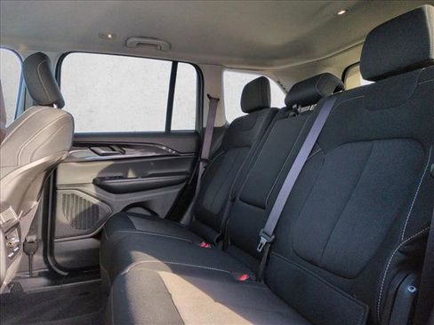 Used 2023 Jeep Grand Cherokee Laredo image 17