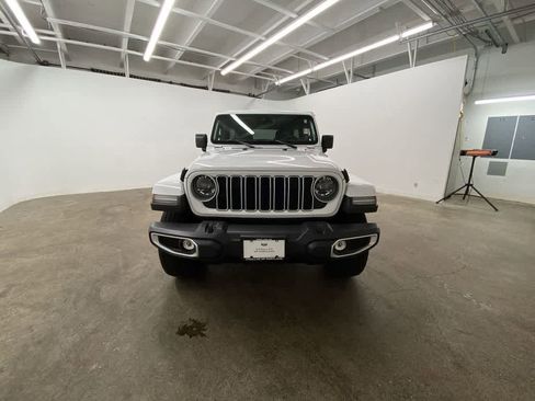 Used 2025 Jeep Wrangler Sahara image 9