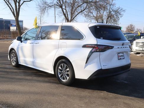 Used 2025 Toyota Sienna LE FWD image 7