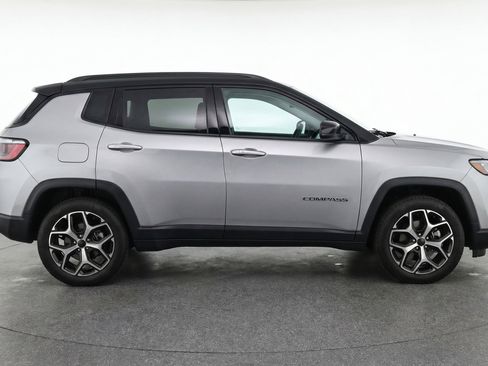 Used 2025 Jeep Compass Limited image 11