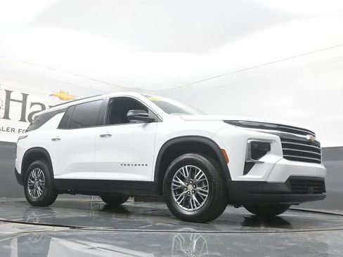 Used 2025 Chevrolet Traverse LT image 2
