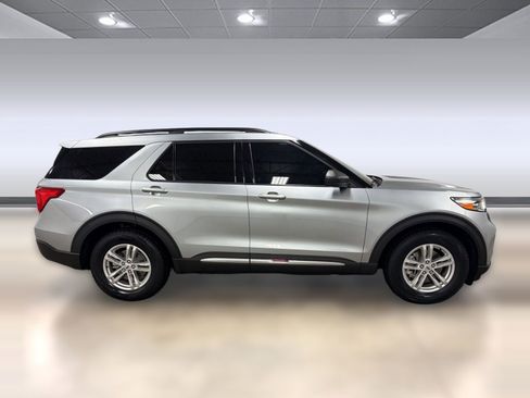 Used 2024 Ford Explorer XLT RWD image 8