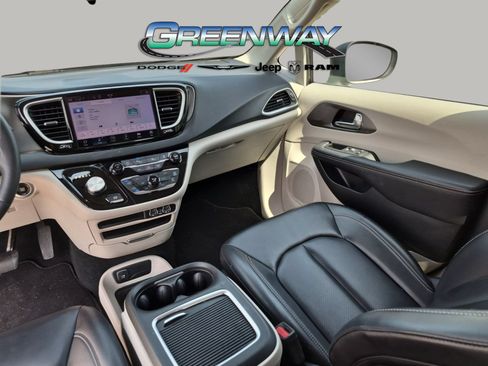 Used 2023 Chrysler Pacifica Touring-L FWD image 13