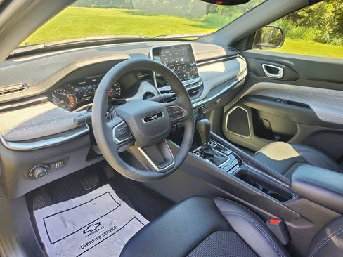 Used 2025 Jeep Compass Latitude w/ Convenience Group AWD/4WD image 11