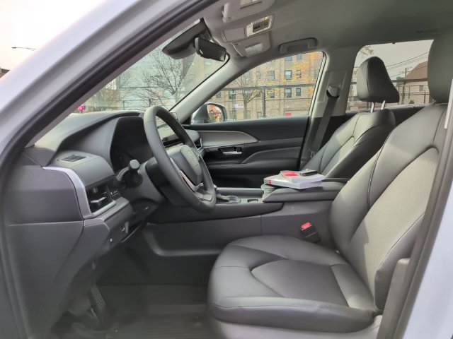 Used 2026 Toyota Grand Highlander XLE FWD image 13