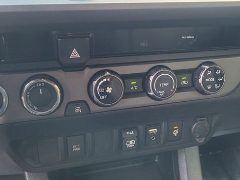 Used 2018 Toyota Tacoma TRD Off-Road AWD/4WD image 15