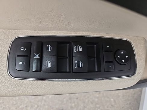 Certified 2023 Chrysler 300 Touring image 22