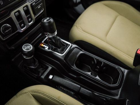 Used 2019 Jeep Wrangler Sport AWD/4WD image 22
