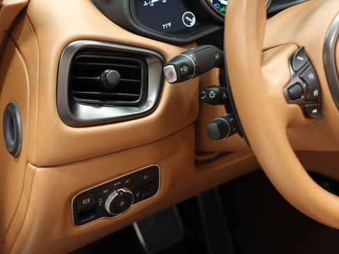 Used 2020 Aston Martin DB11 Volante RWD image 25