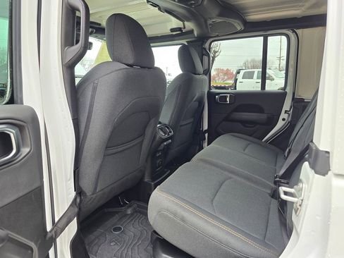 Used 2025 Jeep Wrangler Unlimited Sahara image 30