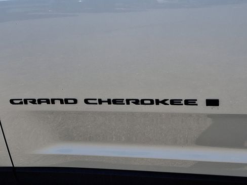 Used 2023 Jeep Grand Cherokee Altitude AWD/4WD image 31