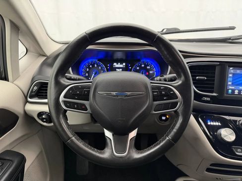 Used 2019 Chrysler Pacifica Touring-L FWD image 11