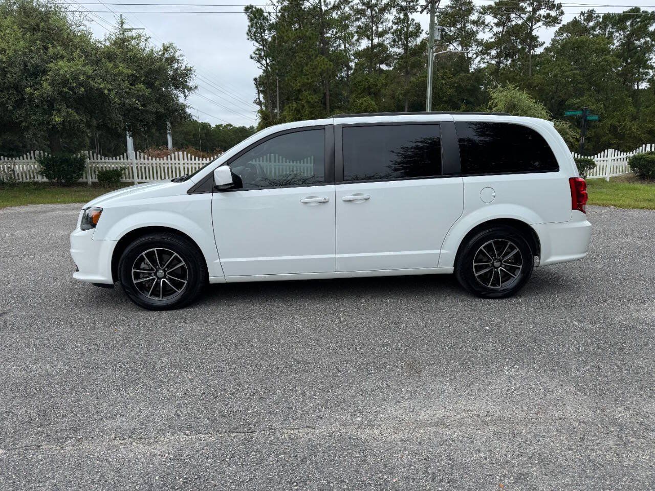 Used 2019 Dodge Grand Caravan SXT w/ Driver Convenience Group FWD image 3