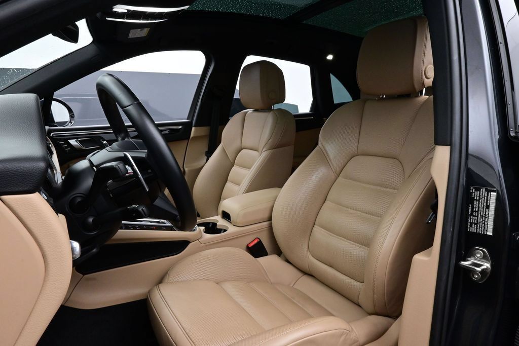 Certified 2022 Porsche Macan S AWD/4WD image 5