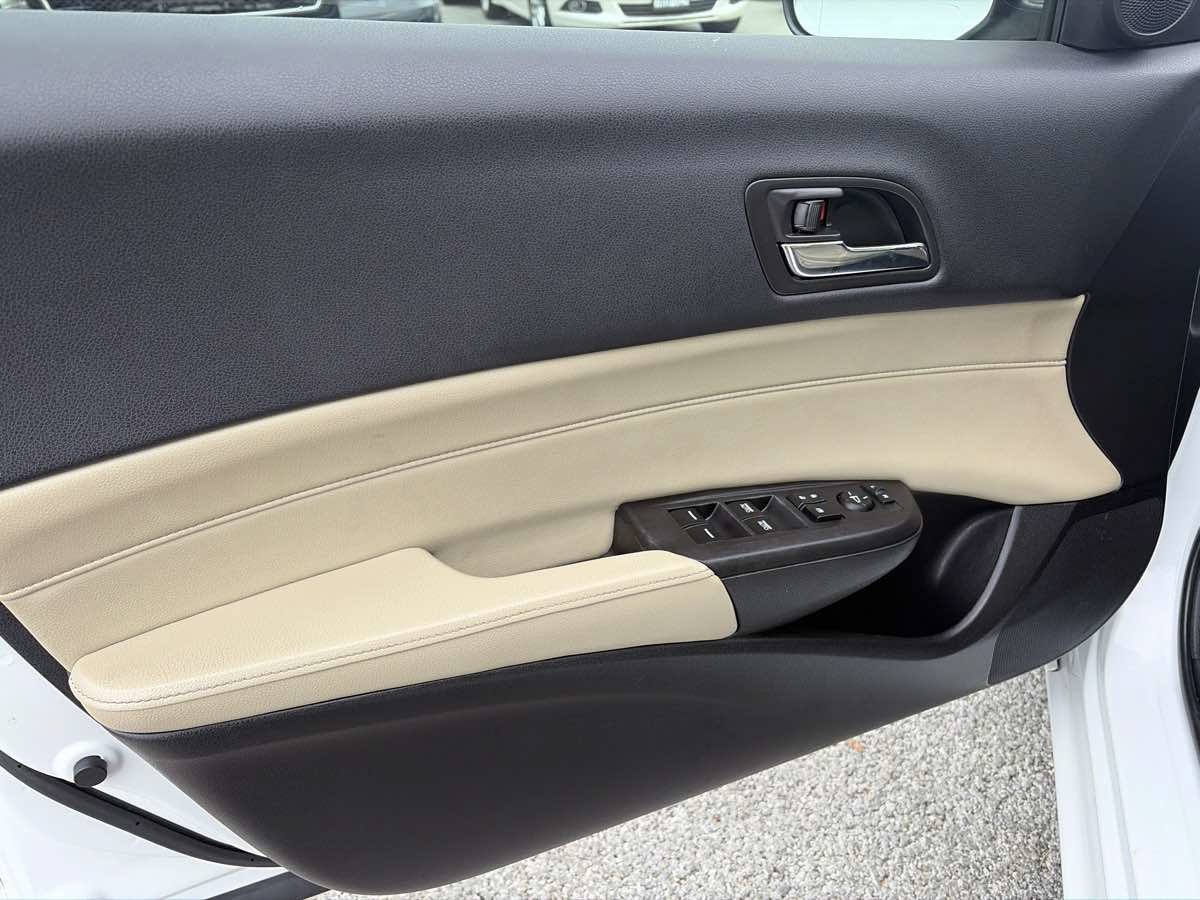 Used 2013 Acura ILX w/ Premium Package FWD image 7