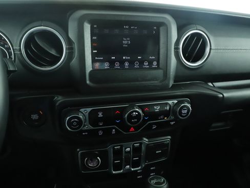 Used 2018 Jeep Wrangler Unlimited Sahara image 16