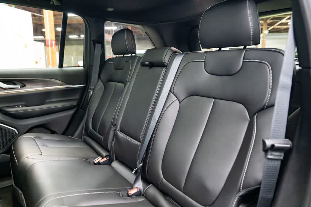 New 2026 Jeep Grand Cherokee Limited w/ Limited Altitude Package AWD/4WD image 28