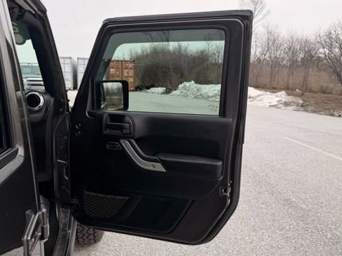 Used 2018 Jeep Wrangler Unlimited Rubicon AWD/4WD image 36