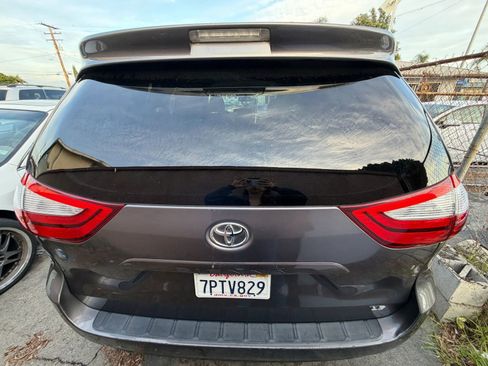 Used 2015 Toyota Sienna LE image 5