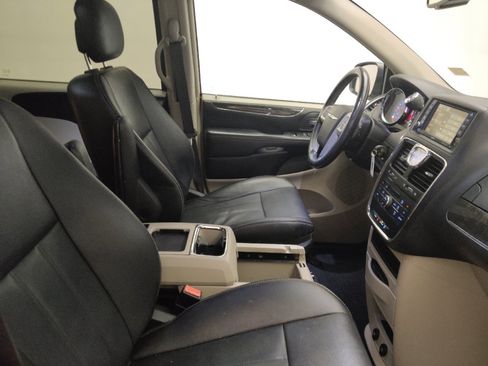 Used 2016 Chrysler Town & Country Touring image 21