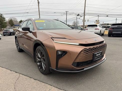 Used 2025 Toyota Crown Signia w/ Advanced Technology Package image 17