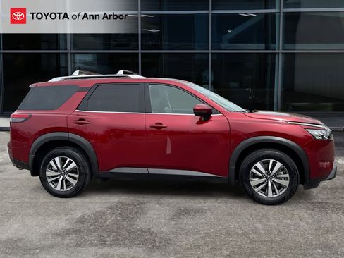 Used 2025 Nissan Pathfinder SL AWD/4WD image 12