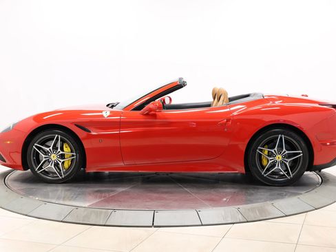Used 2015 Ferrari California T image 9