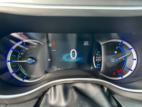 Used 2024 Chrysler Pacifica Limited FWD image 14