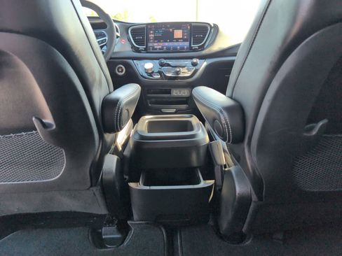 Used 2025 Chrysler Pacifica Select image 32