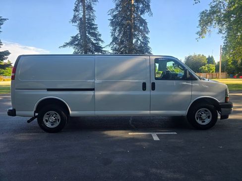 Used 2019 Chevrolet Express 2500 Extended w/ Driver Convenience Package RWD image 7
