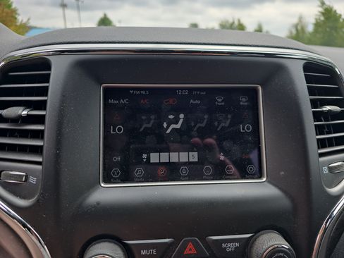 Used 2018 Jeep Grand Cherokee Laredo AWD/4WD image 24