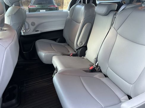 Used 2025 Toyota Sienna XLE image 10