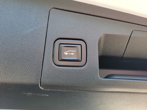 Used 2018 Cadillac XT5 Luxury w/ Driver Awareness Package FWD image 15