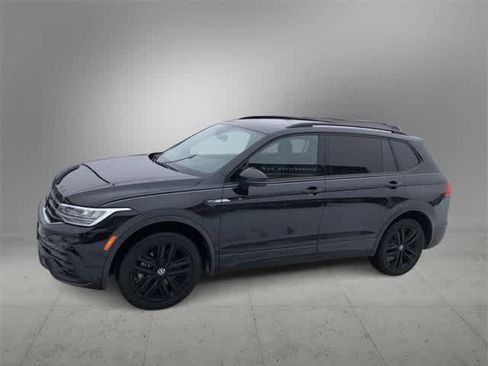 Used 2022 Volkswagen Tiguan SE R-Line image 3