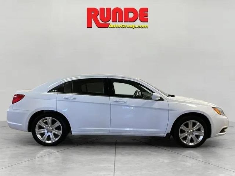 Used 2013 Chrysler 200 Touring FWD image 6