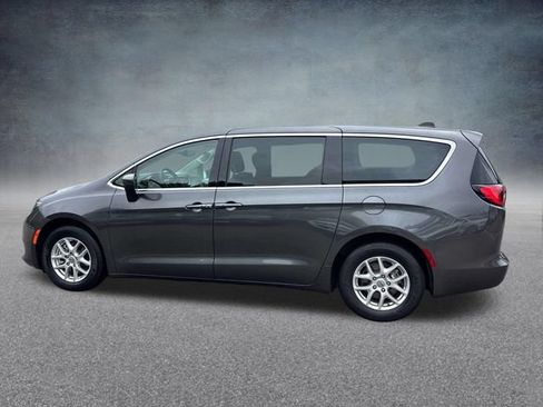 Used 2023 Chrysler Voyager LX FWD image 4