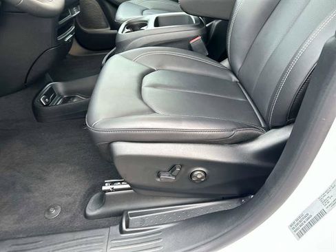 Used 2026 Chrysler Pacifica Select image 23